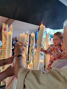 Bedevaartkaars branden door onze jongste pelgrim